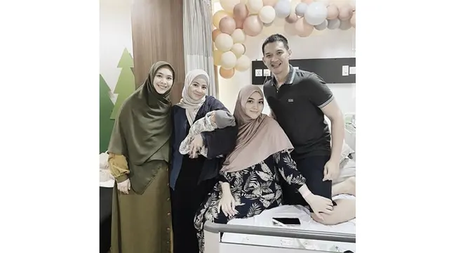 Sahabat Sejak SMA, Ini 6 Momen Natasha Rizky Gendong Bayi Citra Kirana