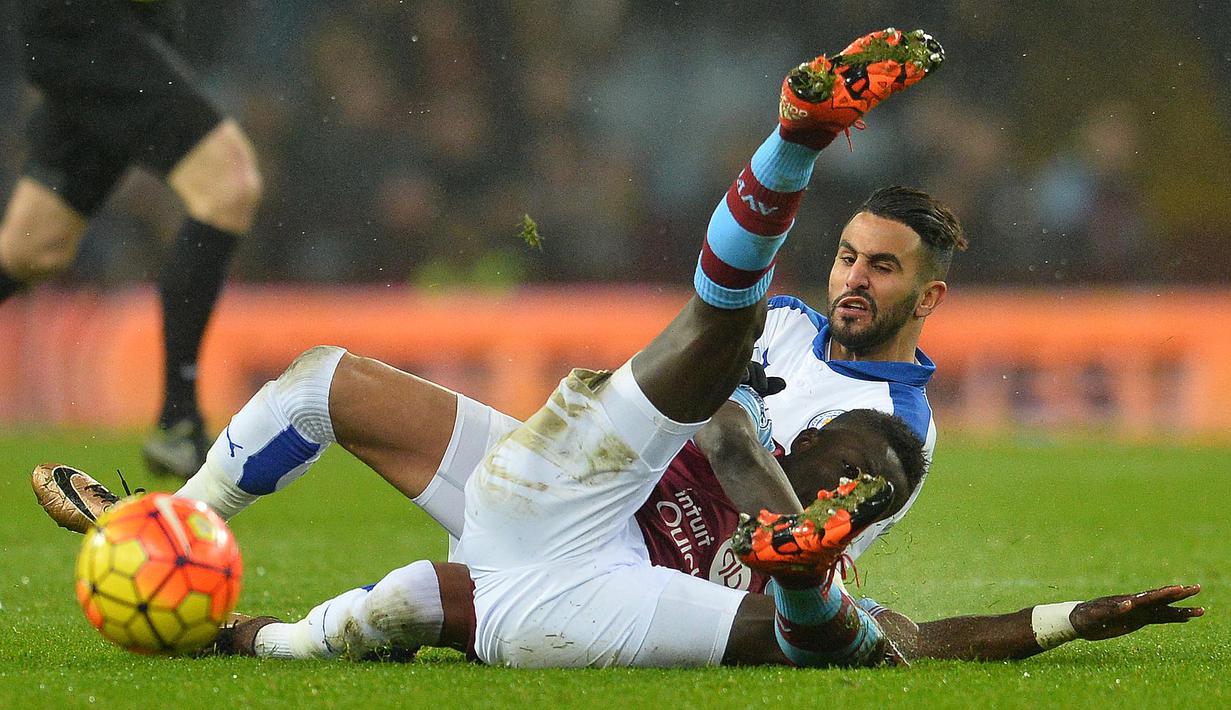 Pemain Aston Villa, Idrissa Gueye (kanan) berebut bola saat terjatuh dengan pemain Leicester City,  Riyad Mahrez  pada lanjutan Liga Premier Inggris di Stadion Villa Park, Birmingham, Sabtu (16/1/2016).  (AFP Photo/Glyn Kirk)