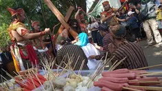 Teatrikal jalan salib di Gereja Bongsari, Jalan Puspowarno Raya, Kota Semarang, Jumat ( 19/4). Ritual ini bagian dari hari wafatnya Isa Almasih atau yang lebih dikenal hari Jum'at Agung yang bertema "hati untuk mencintai dan tangan untuk memberi" dengan 500 jemaat yang hadir. (Liputan6.com/Gholib)