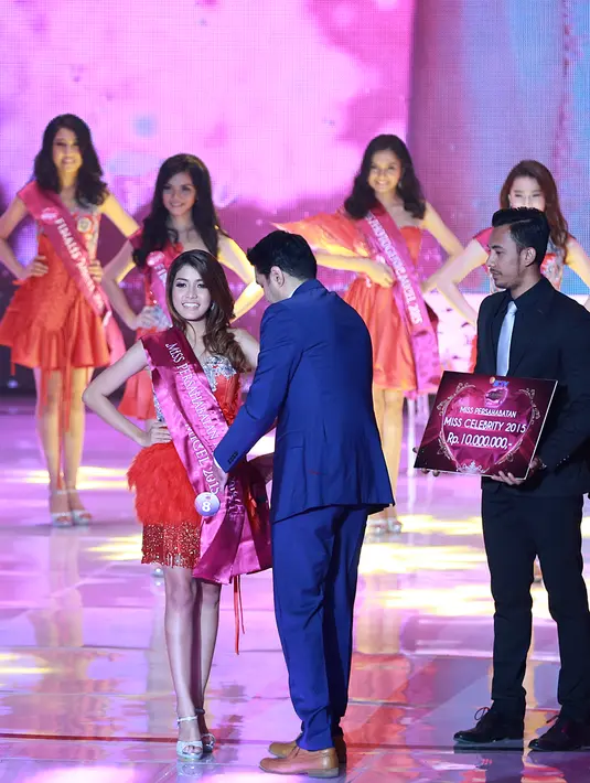 Miss Celebrity Persahabatan jatuh pada pemilik nama lengkap Yuliana Woza Savitri yang berhasil lolos melalui proses audisi dari kota Bandung. Ia disematkan langsung oleh Wicky SCP dan berhak mendapatkan 10 juta rupiah. (Deki Prayoga/Bintang.com)