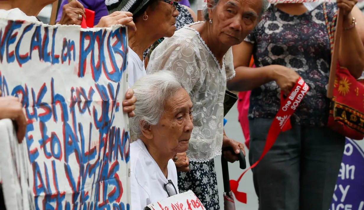 Pada Perang Dunia II, para wanita lansia ini dipaksa untuk menjadi budak seks para tentara Jepang, Filipina, Kamis (12/1). Mereka menggelar aksi untuk memprotes kedatangan PM Jepang Shinzo Abe di Filipina. )AP Photo/Bullit Marquez)