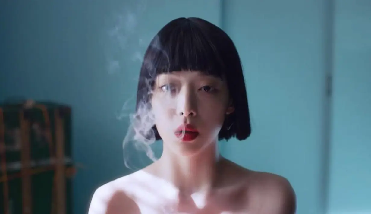 “Dari sudut pandangku, orang-orang tidak melihat selebriti sebagai manusia," kata Sulli. Menurutnya, banyak orang yang menganggapnya sebagai sebuah produk. "Saya harus menjadi sesuatu yang mereka inginkan." (Foto: Netflix via Koreaboo)