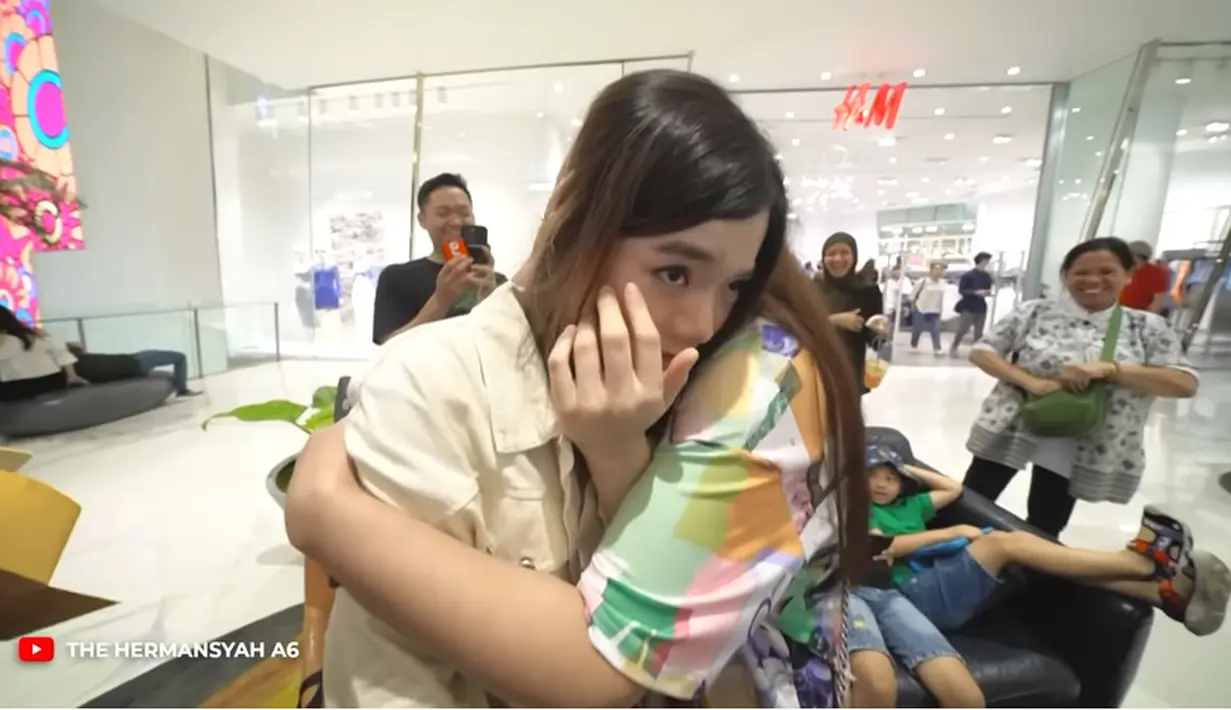Dari mulai salah pesan makanan, minuman hingga tak mendapatkan tiket untuk asistennya. Berulang kali disalahkan, hingga membuat sang asisten tersebut sedih. Setelah dibuat sedih, hingga merasa bersalah dan tak mendapatkan tiket untuk Jessica, Ashanty langsung merangkulnya dan mengucapkan selamat ulang tahun. [Youtube/The Hermansyah A6]
