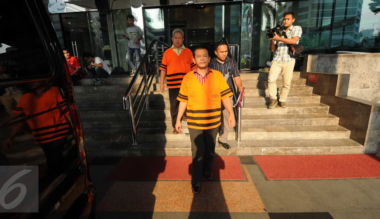 Anggota Majelis Hakim PTUN Medan Dermawan Ginting (depan) dan Amir Fauzi meninggalkan Gedung KPK, Jakarta, Kamis (22/9/2015). Dermawan Ginting diperiksa terkait kasus dugaan suap yang melibatkan OC Kaligis. (Liputan6.com/Helmi Afandi)