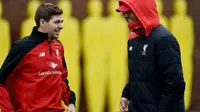 Steven Gerrard dan Jurgen Klopp di sesi latihan Liverpool (Metro/Liputan6.com)