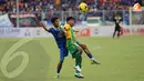 Laga antara Arema Cronus dan United Army Thailand pada Minggu 29 Desember 2013 seringkali diwarnai dengan permainan bola-bola atas. (Liputan6.com/Helmi Fithriansyah)