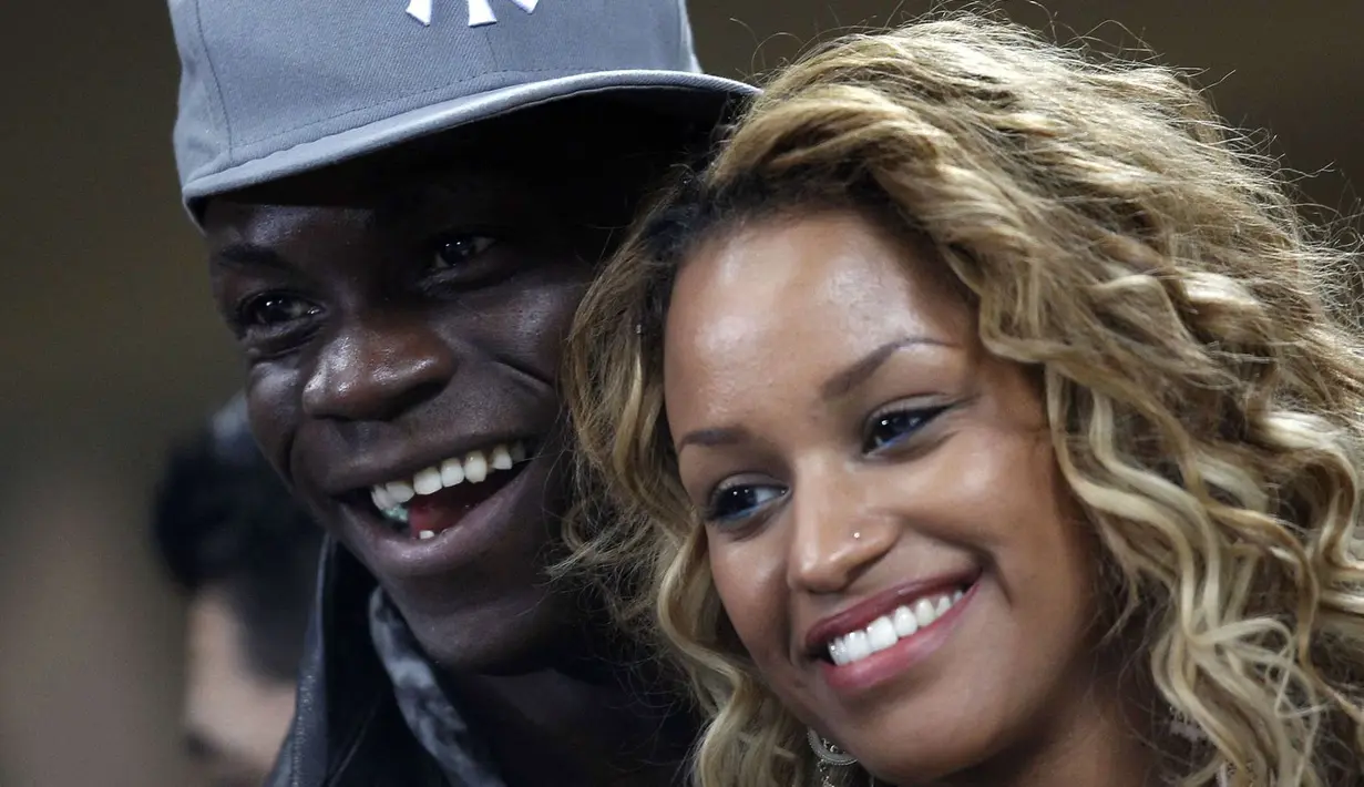 Mario Balotelli dikenal sering gonta-ganti pacar. Kali ini ia melabuhkan hatinya pada Fanny Neguesha (fanshare.com)