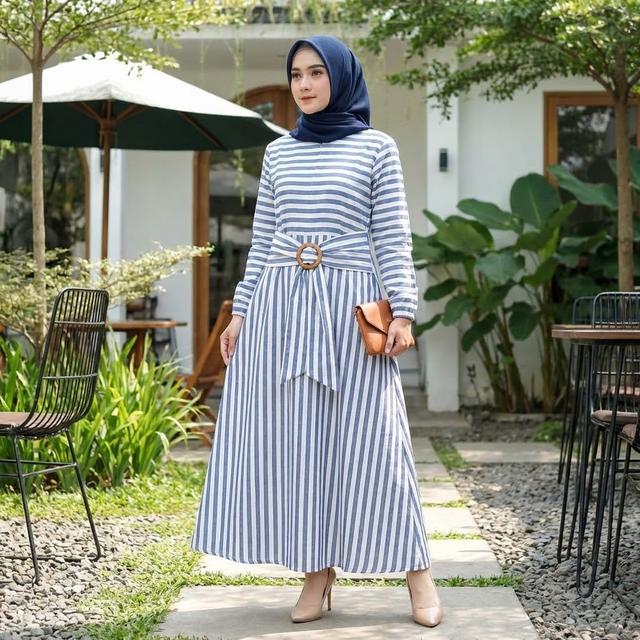 4. Gamis Kombinasi Garis dengan Aksen Tali Pinggang