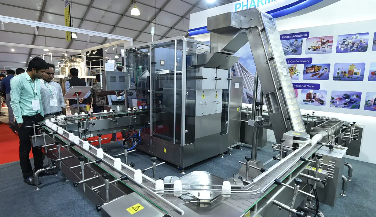 Pengunjung mengamati sebuah peralatan farmasi dalam Pameran Farmasi Asia di Dhaka, Bangladesh, Jumat (28/2/2020). Pameran yang berfokus pada produk dan layanan medis serta teknologi farmasi ini berlangsung pada28 Februari hingga 1 Maret 2020. (Xinhua/Str)