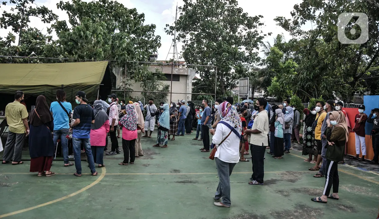 Antrean warga mendaftar vaksin Covid-19 saat program Vaksinasi Keliling di RPTRA Pulo Besar, Jakarta, Senin (12/7/2021). Pemprov DKI menggelar Vaksinasi Keliling dengan sistem jemput bola untuk mengejar target vaksinasi agar mencapai kekebalan kelompok (herd immunity). (merdeka.com/Iqbal S Nugroho)