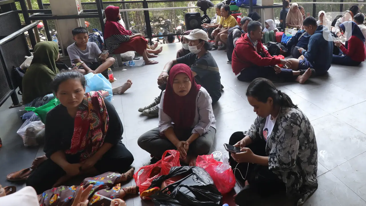 Warga Korban Kebakaran Manggarai Mengungsi Sementara di Pelataran Stasiun