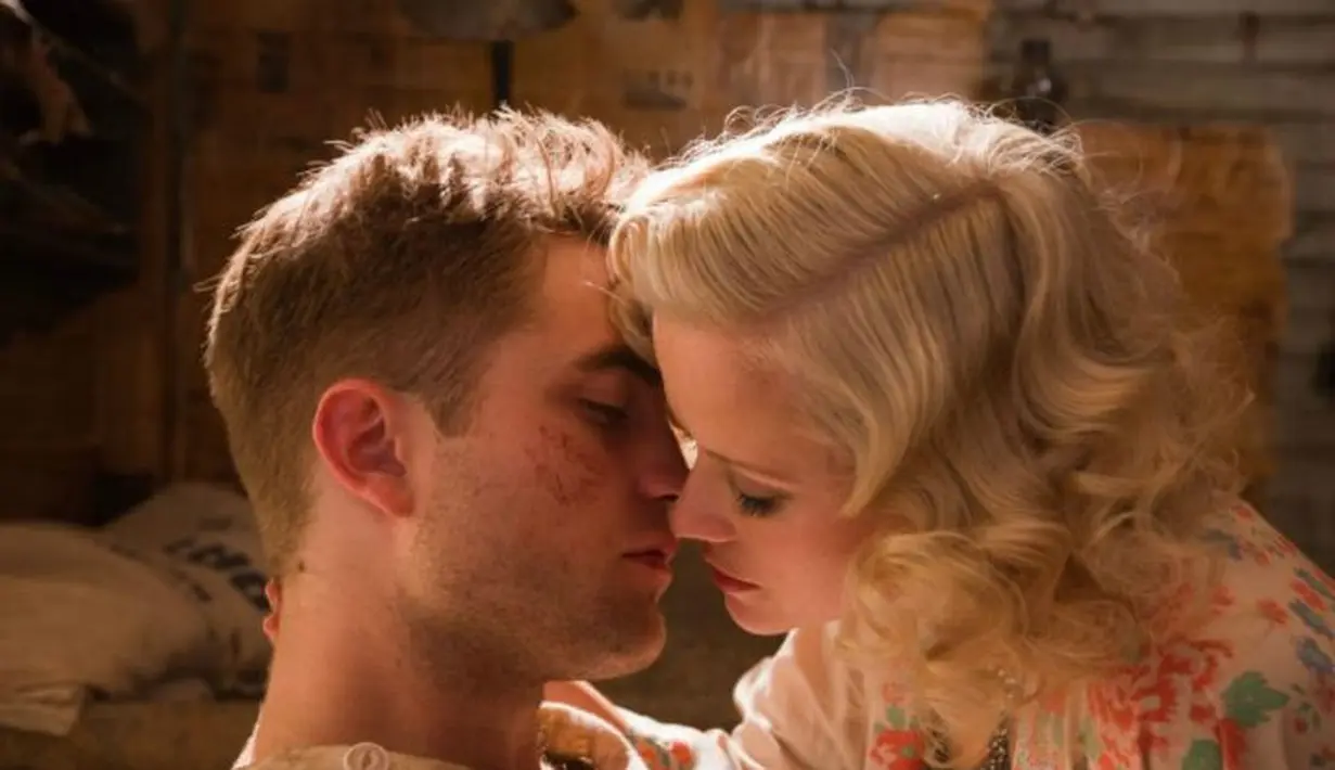Reese Witherspoon nggak nyaman berciuman dengan Robert Pattinson saat syuting Water for Elephants karena Rob tengah pilek! Aw! (DirectExpose)