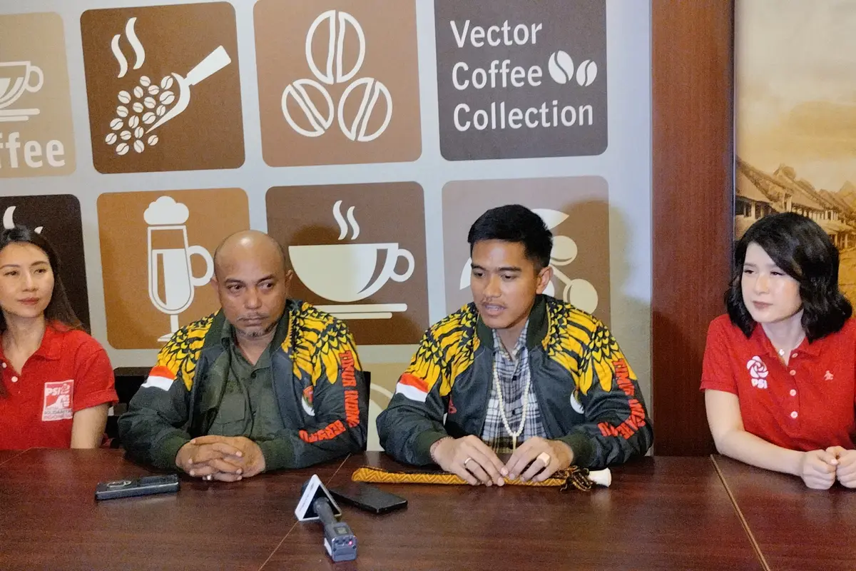 Ketua Umum (Ketum) PSI Kaesang Pangarep saat ditemui wartawan usai bertemu relawan Jokowi Timur Indonesia Bersatu (TIB) di Hotel Cipta, Jakarta Pusat, Senin (16/10/2023).