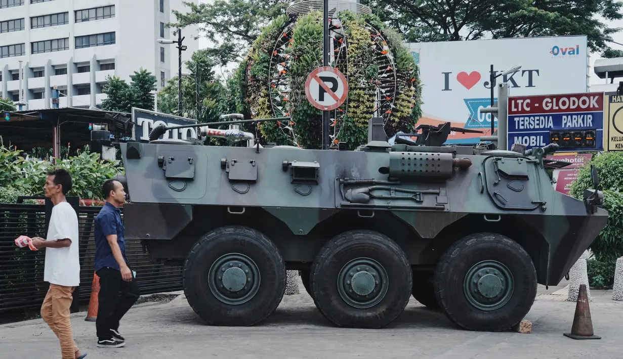 Pada Senin (1/9/2025), beberapa personel TNI berserta kendaraan taktis terlihat memperketat penjagaan di berbagai titik strategis dan utama di Jakarta. (AP Photo/Tatan Syuflana)