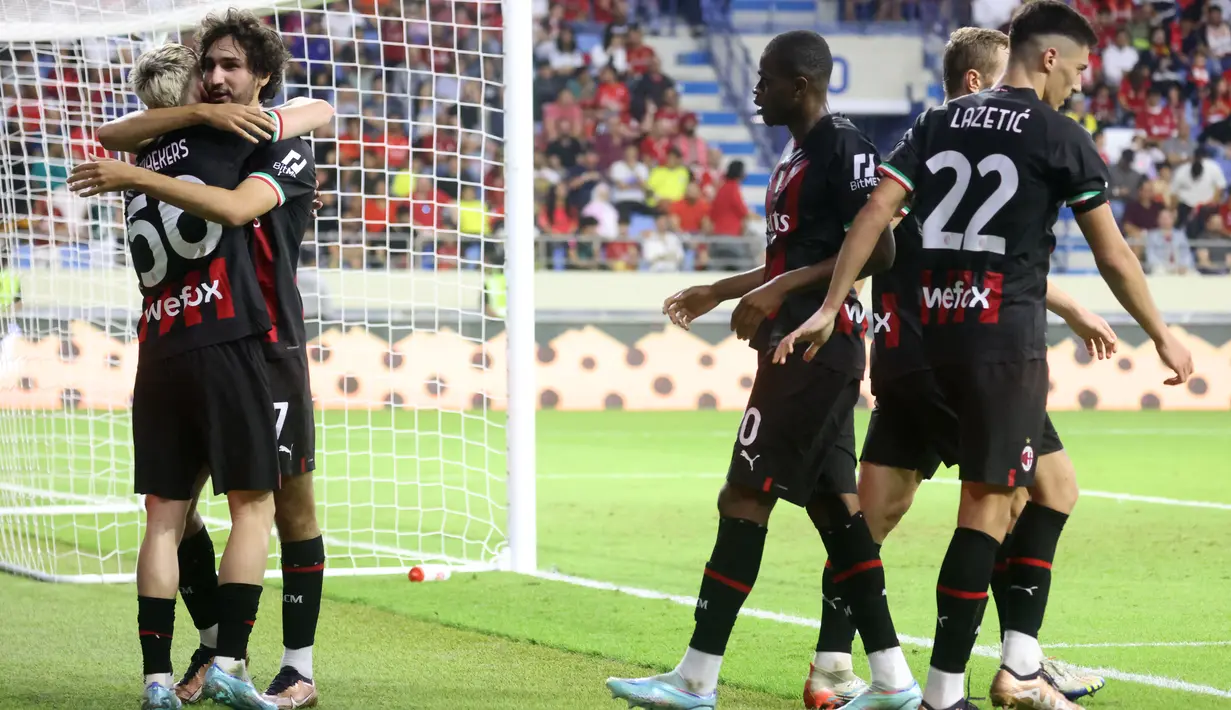 <p>Para pemain AC Milan merayakan gol yang dicetak gelandang Alexis Saelemaekers (kiri) ke gawang Liverpool selama pertandingan Dubai Super Cup 2022 di stadion al-Maktoum, Uni Emirat Arab, Jumat (16/12/2022). Liverpool menang telak atas AC Milan 4-1. (AFP/Karim Sahib)</p>
