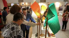 Pengunjung melihat produk-produk yang di pamerkan saat Trade Expo Indonesia 2015 di Jakarta, Rabu (21/10/2015). Pameran menghadirkan usaha skala mikro, kecil, menengah hingga besar, pameran berlangsung dari 21-25 Oktober 2015. (Liputan6.com/Faizal Fanani)