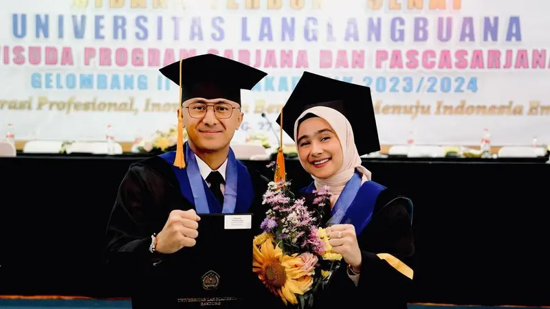 6 Potret Hengky Kurniawan dan Sonya Fatmala Wisuda Bareng, Sempat Lama Tertunda