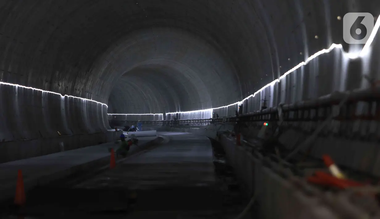 Pekerja menyelesaikan pengerjaan proyek Tunnel 1 Halim Kereta Cepat Jakarta-Bandung di Jalan Tol Jakarta-Cikampek KM 5+500, Jakarta, Kamis (27/1/2022). Tunnel 1 merupakan terowongan dua lintasan kereta cepat yang menembus bagian bawah Jalan Tol Jakarta-Cikampek. (Liputan6.com/Herman Zakharia)