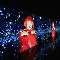 Proyeksi video karya "Song of a Manhattan Suicide Addict" oleh seniman Jepang Yayoi Kusama terlihat saat pratinjau media untuk pameran "I would overcome death and go on living" di Museum Yayoi Kusama, Tokyo, pada 16 Oktober 2024. (Philip FONG/AFP)