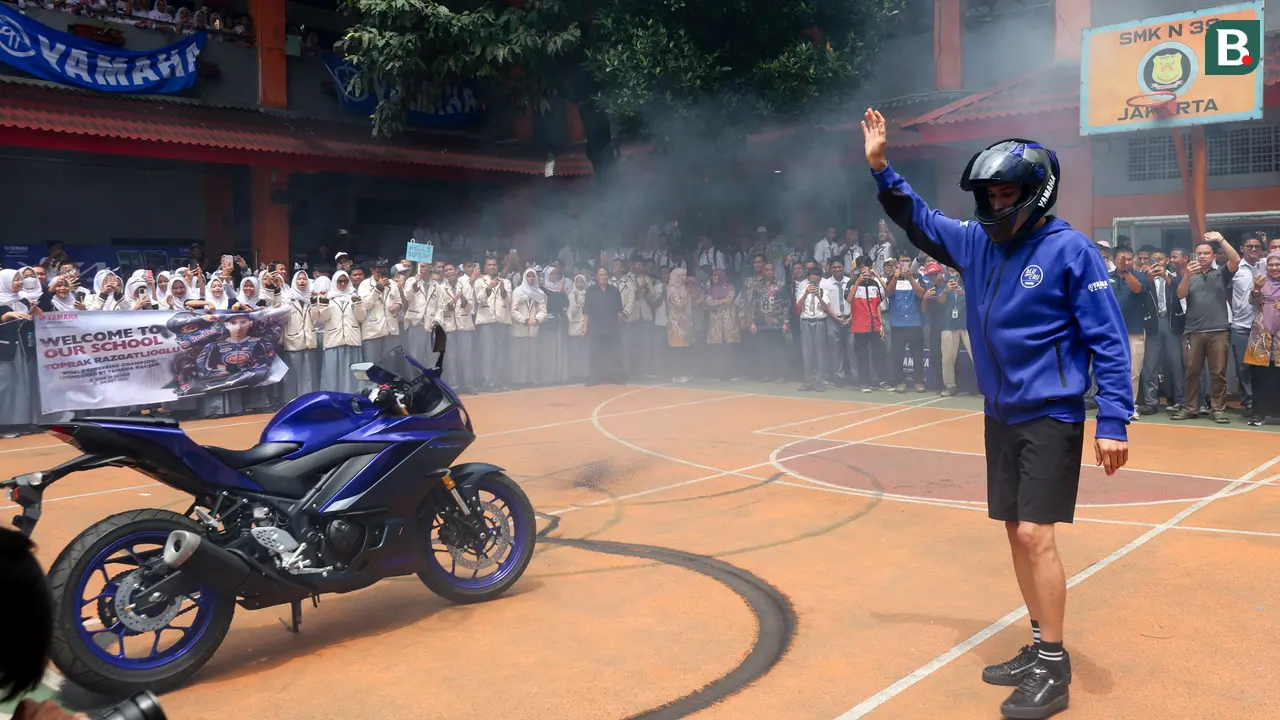 Foto: Toprak Razgatlioglu Pamer Aksi Freestyle Jelang Debut di MotoGP 2026