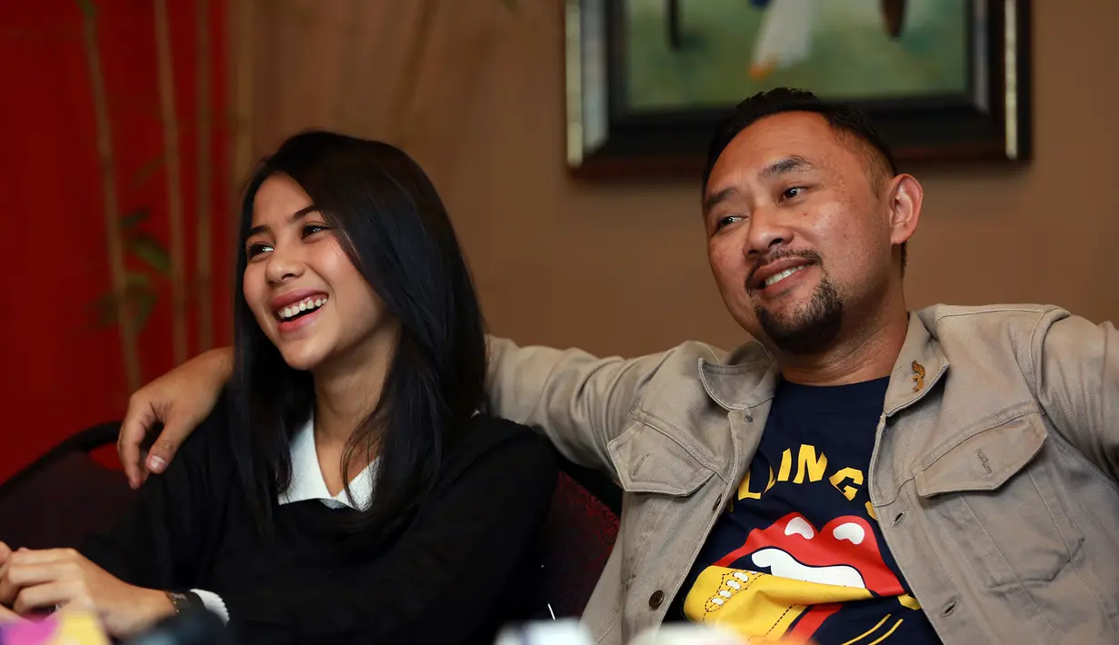 Pasca putus karena adegan ciuman, Adinda Thomas tak ingin larut dalam kesedihan. Ia justru mendapat keluarga baru selama syuting film ‘The Wedding and Bebek Betutu’. (Deki Prayoga/Bintang.com)