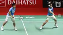 Ganda putri bulu tangkis Indonesia Apriyani Rahayu/Siti Fadia Silva Ramadhanti mengembalikan kok ke arah pebulu tangkis China Taipei Chang Ching Hui/Yang Ching Tun pada babak pertama atau 32 besar Indonesia Masters 2023 di Istora Senayan, Jakarta, Rabu (25/1/2023).  Apriyani Rahayu/Siti Fadia Silva Ramadhanti sukses mengamankan tiket ke babak 16 besar Indonesia Masters 2023. (Liputan6.com/Herman Zakharia)