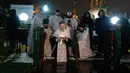 Seorang pendeta Kristen Ortodoks Rusia memberkati air es saat perayaan Epiphany di Gereja Tritunggal Mahakudus, Ostankino, Moskow, Rusia, 18 Januari 2023. Penganut Kristen Ortodoks di Rusia merayakan Hari Raya Epiphany dengan membenamkan diri ke dalam air dingin untuk memperingati pembaptisan Yesus Kristus di Sungai Yordan. (AP Photo/Alexander Zemlianichenko)