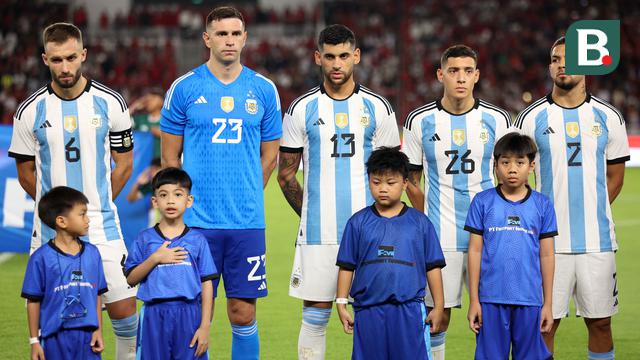 Foto: Momen Cucu Presiden Jokowi saat Dampingi Kiper Argentina, Emiliano Martines