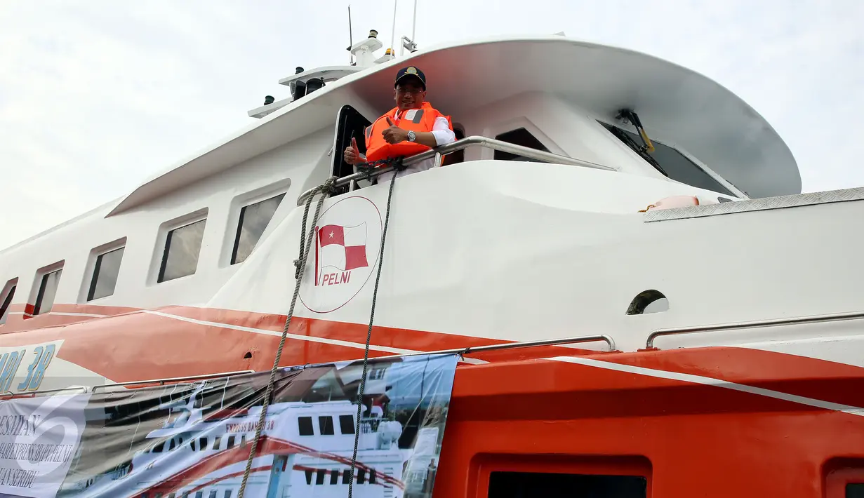 Menhub Budi Karya Sumadi berada di Kapal Baru KM Express Bahari 38 di Sunda Kelapa, Jakarta, Selasa (10/1). Nantinya kapal Baru KM Express Bahari 38 melayani rute Pelabuhan Sunda Kelapa-Kepulauan Seribu. (Liputan6.com/Johan Tallo)