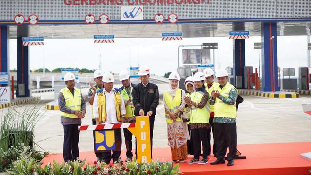 Presiden Joko Widodo (Jokowi) meresmikan pengoperasian Jalan Tol Ciawi-Sukabumi Seksi 1 yakni dari Ciawi hingga Cigombong sepanjang 15,3 kilometer (km) di Gerbang Tol Cigombong-1, Bogor, Jawa Barat, Sabtu (1/12/2018) ini. Dok Kementerian BUMN.