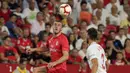 Striker Real Madrid, Gareth Bale, berebut bola dengan pemain Sevilla, Sergi Gomez, pada laga La Liga di Stadion Ramon Sanchez Pizjuan, Rabu (26/9/2018). Sevilla menang 3-0 atas Real Madrid. (AP/Miguel Morenatti)