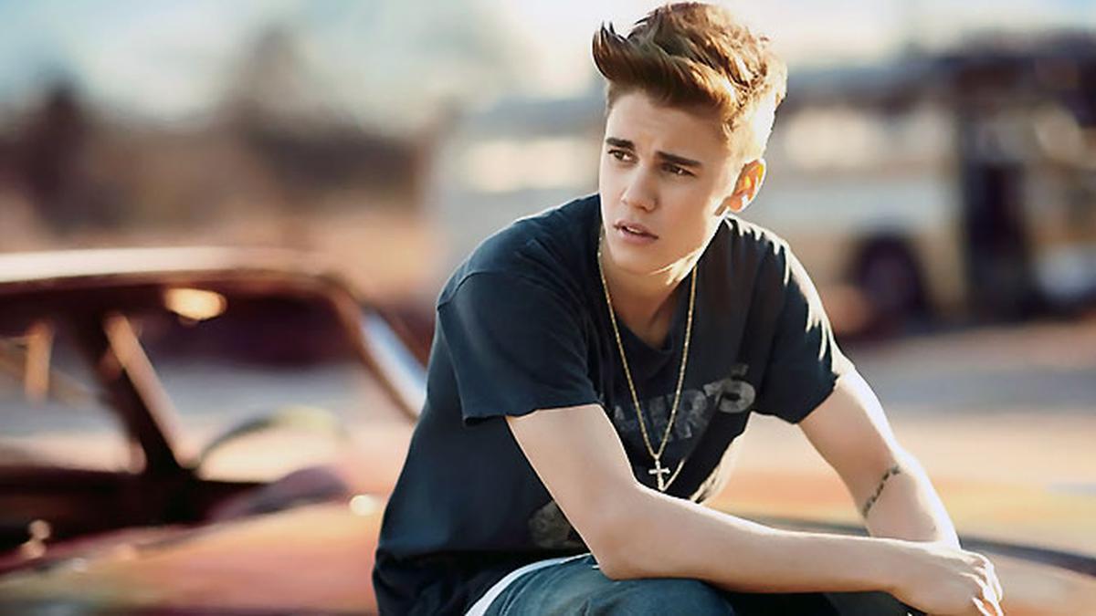 Tukli mushuklar bilan semiz yalangoch ayollarning fotosuratlari