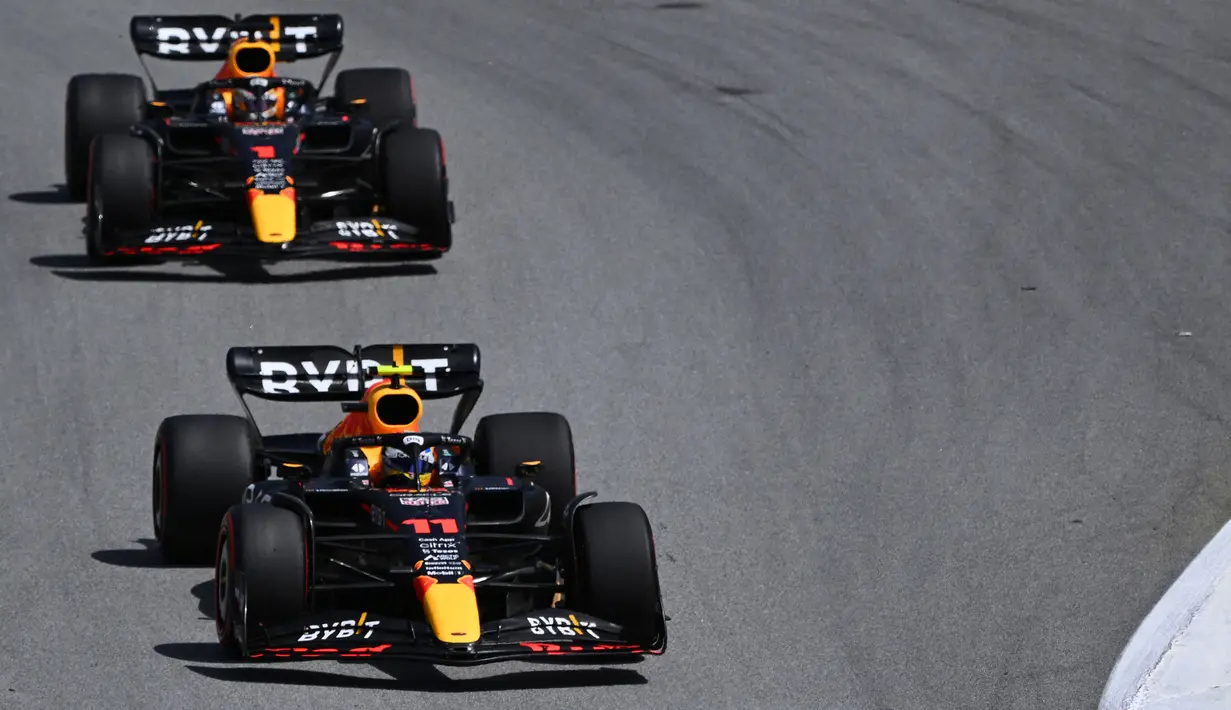 Verstappen berhasil memangkas ketertinggalan dari Perez hingga mencapai hanya 1,8 detik. Perez diminta tim membiarkan rekannya menyalip, karena sang juara bertahan formula 1 tersebut melaju lebih cepat. (AFP/Gabriel Bouys)