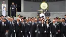 Presiden Korsel, Moon Jae-in saat menghadiri upacara Memorial Day di pemakaman nasional di Seoul, Korea Selatan (6/6). Korea Selatan memperingati Hari Peringatan ke-62, mengingat mereka yang terbunuh dalam Perang Korea 1950-53. (AFP Photo/Jung Yeon-Je)
