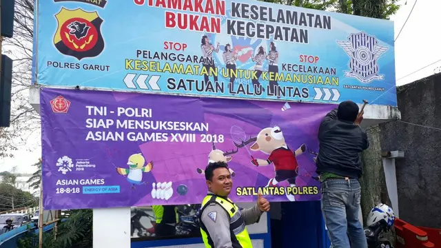 TNI-Polri di Garut Rempug Pasang Spanduk Asian Games