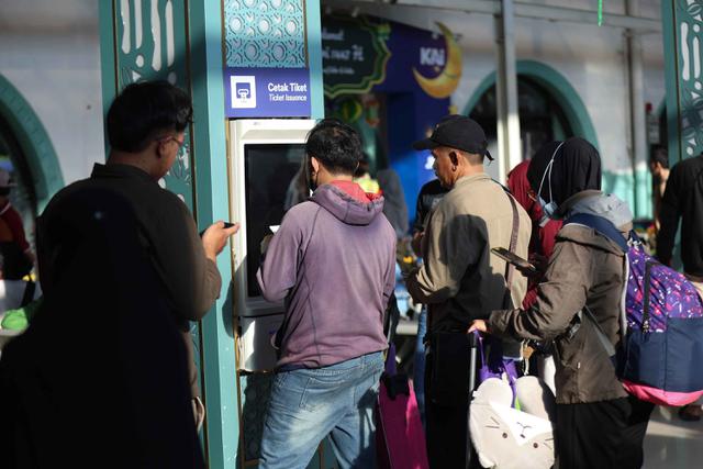 Ribuan Pemudik Padati Stasiun Pasar Senen Jakarta