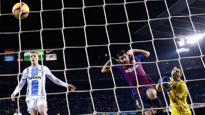 Pemain Barcelona, Luis Suarez (kedua kanan) mencetak gol ke gawang Leganes pada pertandingan pekan ke-20 La Liga Spanyol, di Camp Nou, Senin (21/1). Barcelona kian kokoh di puncak klasemen usai menang 3-1 atas Leganes. (AP/Manu Fernandez)