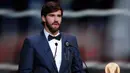 Kiper Liverpool Alisson Becker menunjukkan piala Yachine Trophy saat meraihnya dalam malam penghargaan Ballon d'Or 2019 di Chatelet Theatre, Paris, Prancis, Senin (2/12/2019). Alisson diakui sebagai kiper pria terbaik di dunia oleh France Football Magazine. (AP Photo/Francois Mori)
