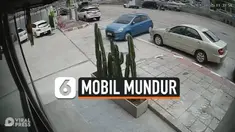 MOBIL PARKIR MELUNCUR MUNDUR KE JALAN RAYA, BAHAYAKAN PENGGUNA JALAN