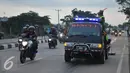 Petugas Sistem Pengamanan Terpadu Zhadoel Karawang menyisir paku di kawasan Karawang, Jawa Barat, Minggu (7/3). Razia paku tersebut dilakukan untuk memberi kenyamanan pemudik yang akan melintas di kawasan tersebut.(Liputan6.com/Gempur M Surya)