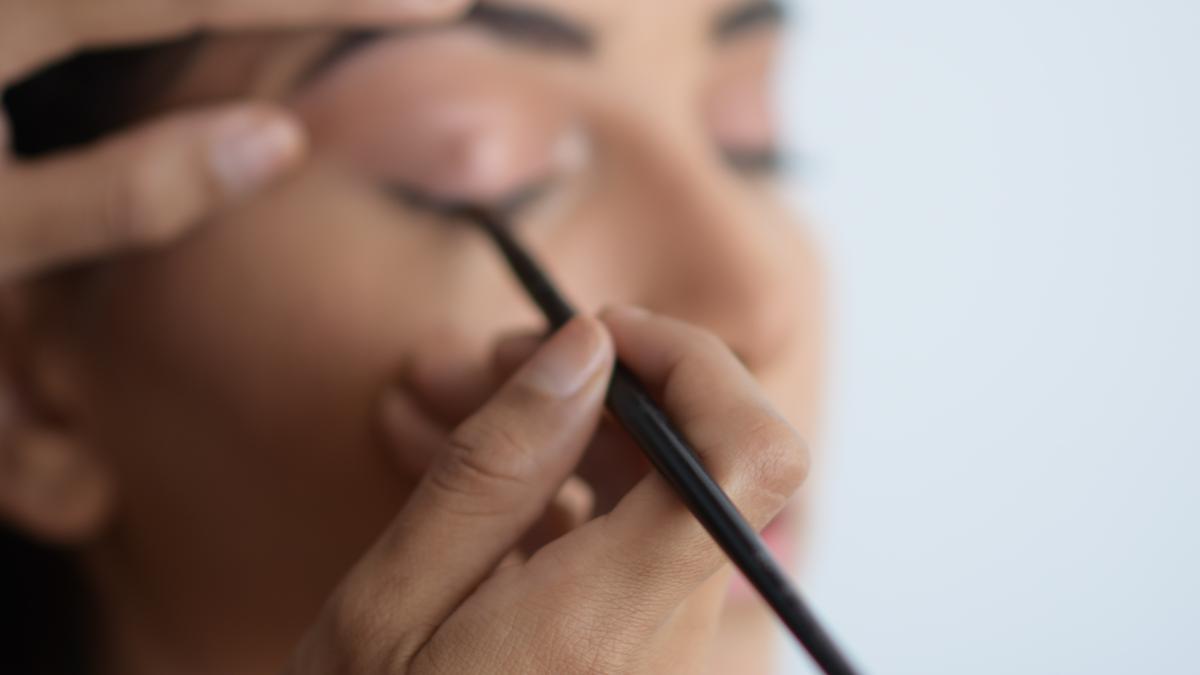 Rahasia Makeup Flawless di Foto: Bye-Bye Flashback!