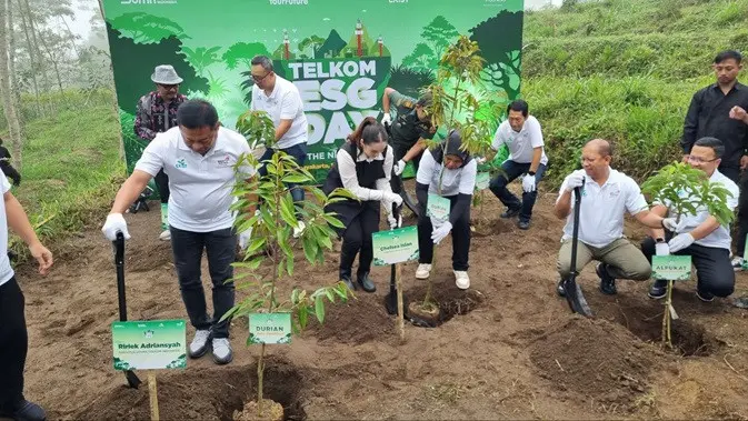 <p>Aksi penanaman 1.000 bibit pohon yang dilakukan Telkom Indonesia di Desa Girikerto, Sleman, DIY. (Liputan6.com/Agustinus M. Damar)</p>