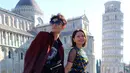 Seperti saat mengunjungi menara Pisa, Italia, keduanya berfoto bersama layaknya sepasang kekasih [@itsrossa910]