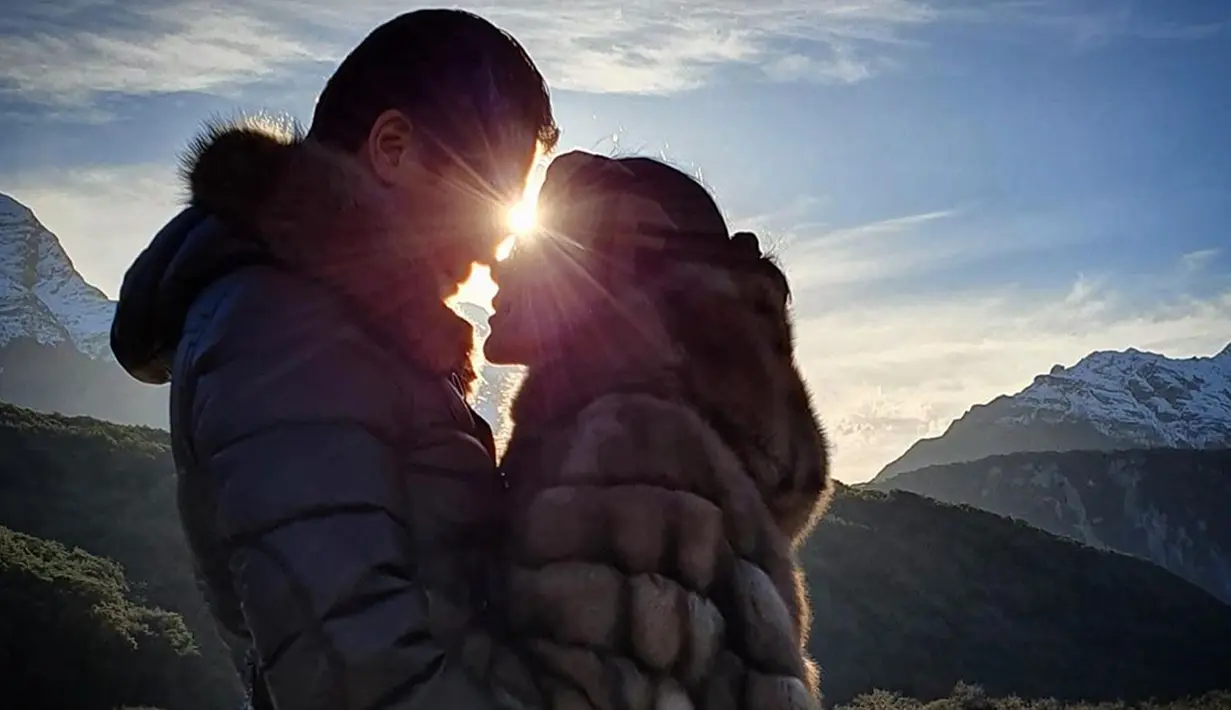 Kemesraan keduanya pun di tunjukkan pada sebuah foto yang diunggah oleh Reino Barack dan juga Syahrini. Berlatar belakang sunset serta pemandangan yang indah, keduanya pun terlihat mesra. (Liputan6.com/IG/@reinobarack)
