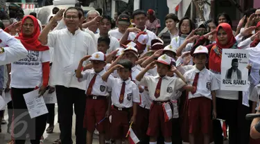 Mantan Menko Maritim, Rizal Ramli (kedua kiri) saat mengikuti upacara bendera peringati Hari Kemerdekaan ke 71 di RT 08 Bukit Duri, Manggarai, Jakarta Selatan, (17/8). Upacara dipimpin oleh Mantan Menko Maritim, Rizal Ramli .(Liputan6.com/Johan Tallo)