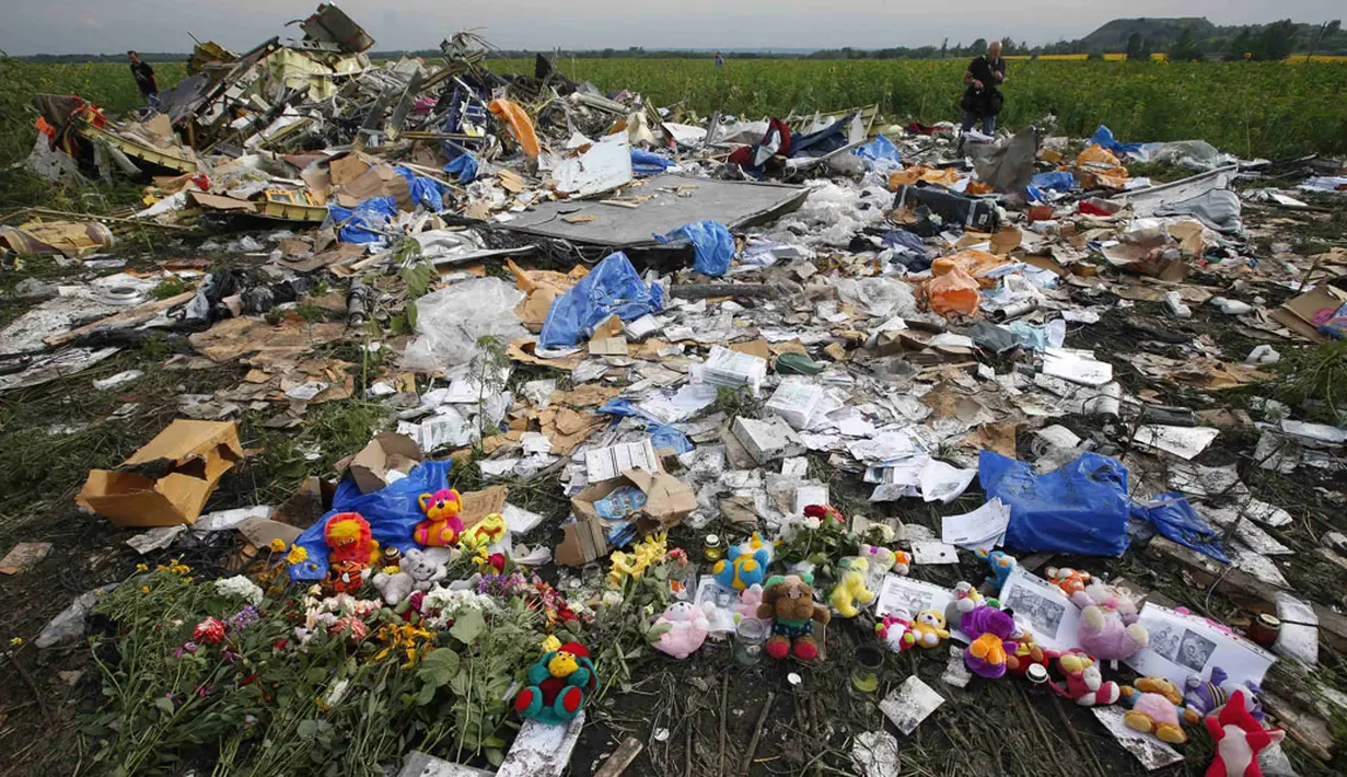 Untaian bunga diletakkan di dekat lokasi jatuhnya pesawat Malaysia Airlines MH-17 di Donetsk, Ukraina, (19/7/2014). (REUTERS/Maxim Zmeyev)