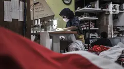 Pekerja menyelesaikan pembuatan bendera Merah Putih di industri rumahan benderaindonesia.com, Jakarta, Selasa (3/8/2021). Bendera Merah Putih di toko online ini dijual dengan harga kisaran Rp6.000 hingga Rp300 ribu per buah tergantung ukuran dan jenis bahan. (merdeka.com/Iqbal S Nugroho)