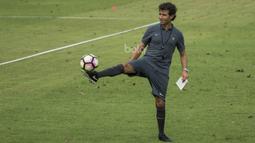 Pelatih Timnas Indonesia, Luis Milla, mengontrol bola saat memimpin latihan di Lapangan SPH Karawaci, Banten, Sabtu (10/6/2017). Latihan ini merupakan persiapan jelang laga persahabatan melawan Puerto Rico. (Bola.com/Vitalis Yogi Trisna)