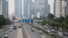 Sejumlah kendaraan melintas di Tol Dalam Kota kawasan Jalan Gatot Subroto, Jakarta, Jumat (23/6). Sejumlah ruas jalan di wilayah Jakarta lancar pagi ini, yang merupakan hari pertama dari cuti bersama Lebaran 2017 (Liputan6.com/Faizal Fanani)