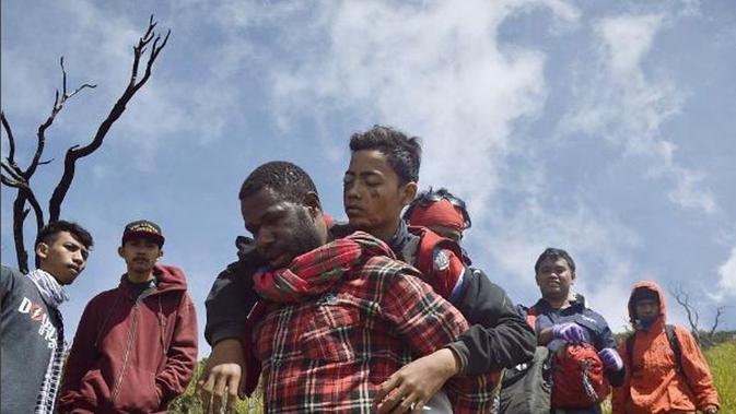 Ribuan Netizen Buru Pria Papua yang Ada dalam Foto Ini 